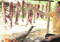 Free life, the girl buys pork and dried termites to store for daily food.
